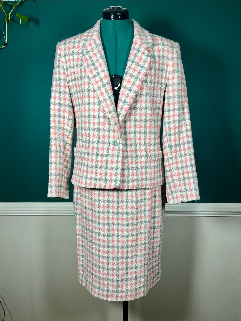 Vintage Women's Two-Piece Tweed Skirt Suit in Pink & Gray Houndstooth
